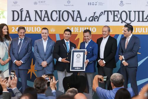 Jalisco rompe Récord Guinness con tres mil 199 botellas de tequila en exhibición