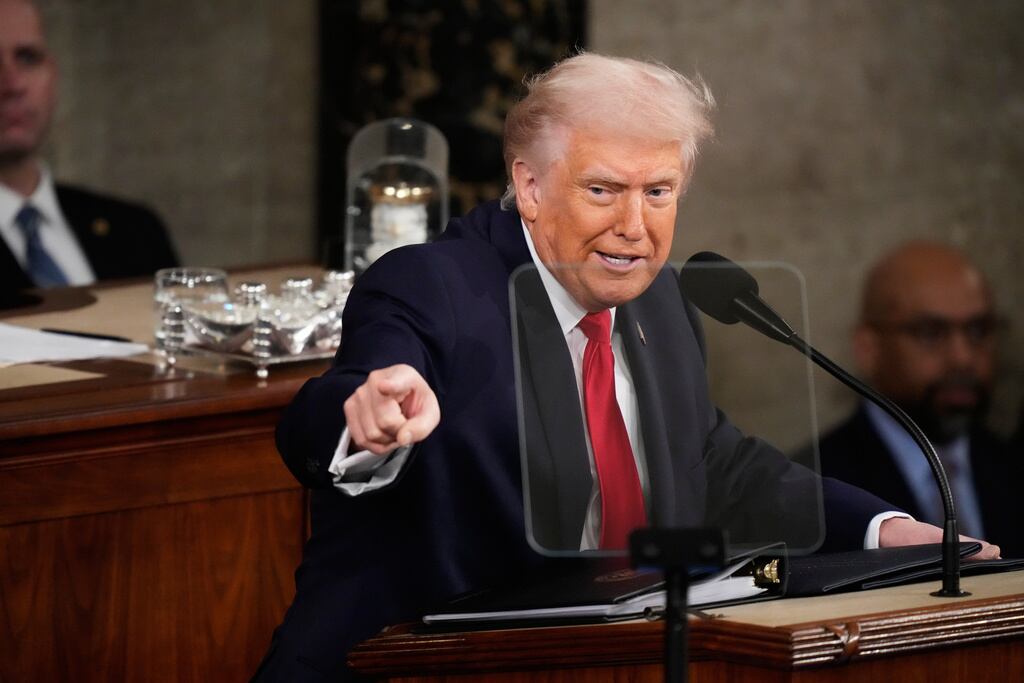 Donald Trump arremete contra el Congreso por ley que limita sus decisiones en la guerra con Irán