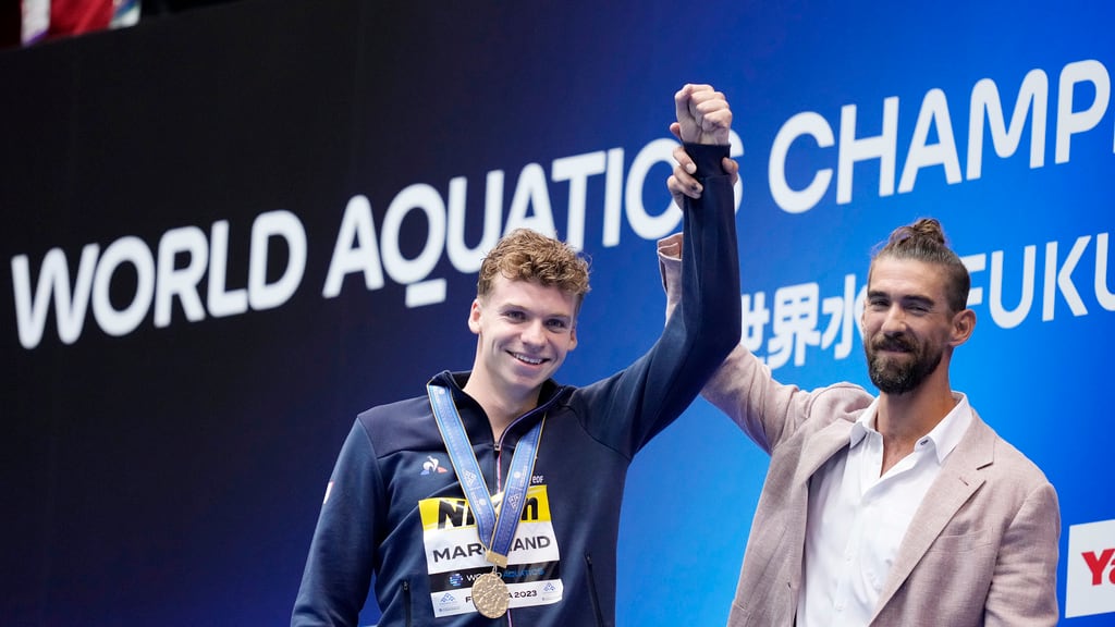 Leon Marchand y Michael Phelps