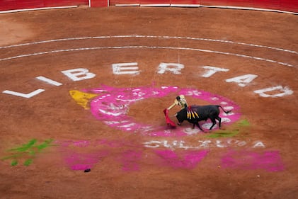 Con lleno total se reanudaron las actividades de la Fiesta Brava en la Monumental Plaza de Toros México.