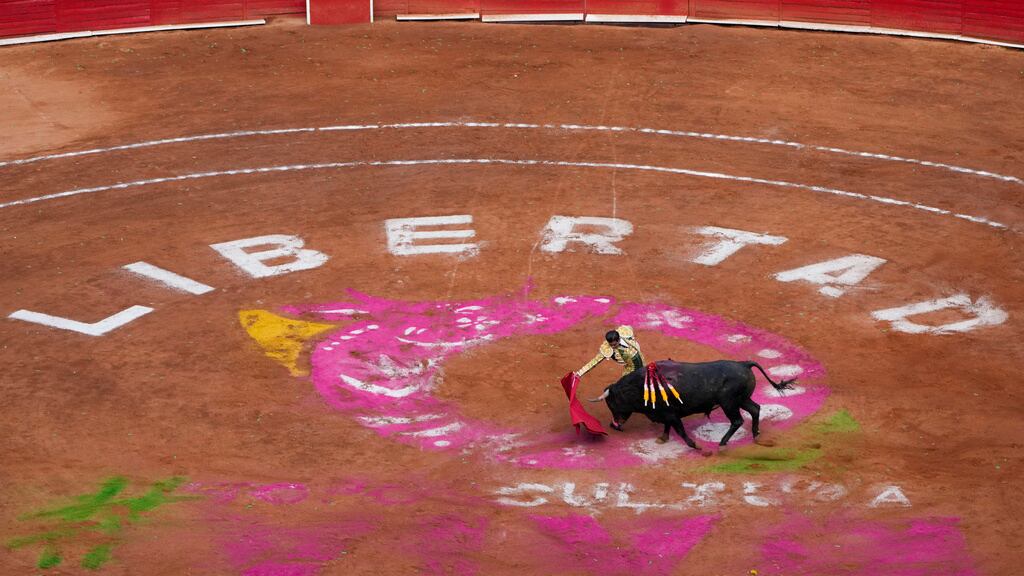Con lleno total se reanudaron las actividades de la Fiesta Brava en la Monumental Plaza de Toros México.