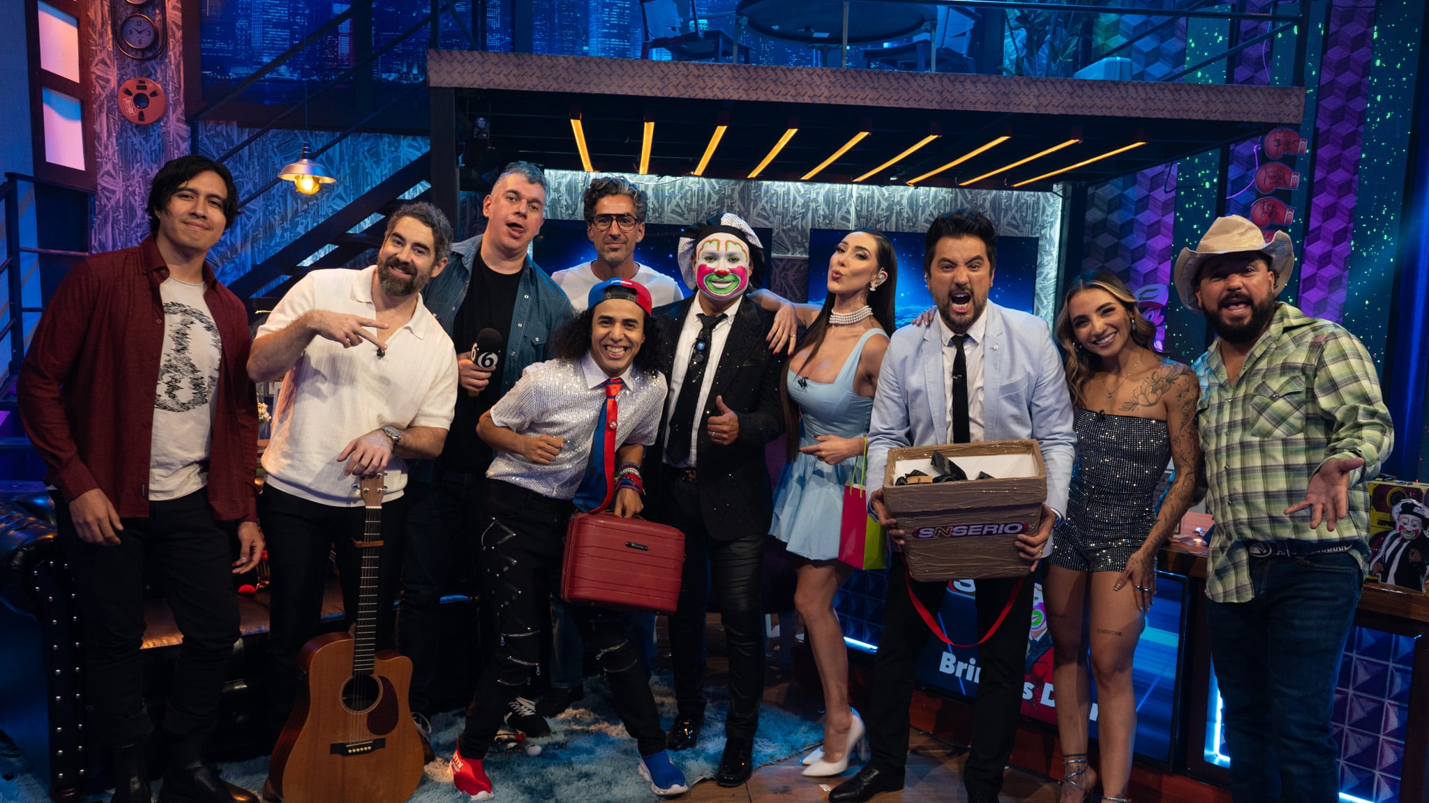 Con Brincos Dieras como invitado especial, el foro se convirtió en un manicomio televisivo donde Gabo Ramos brilló como el conductor que sabe mantener el caos bajo control, acompañado de la chispa de Danik Michell,