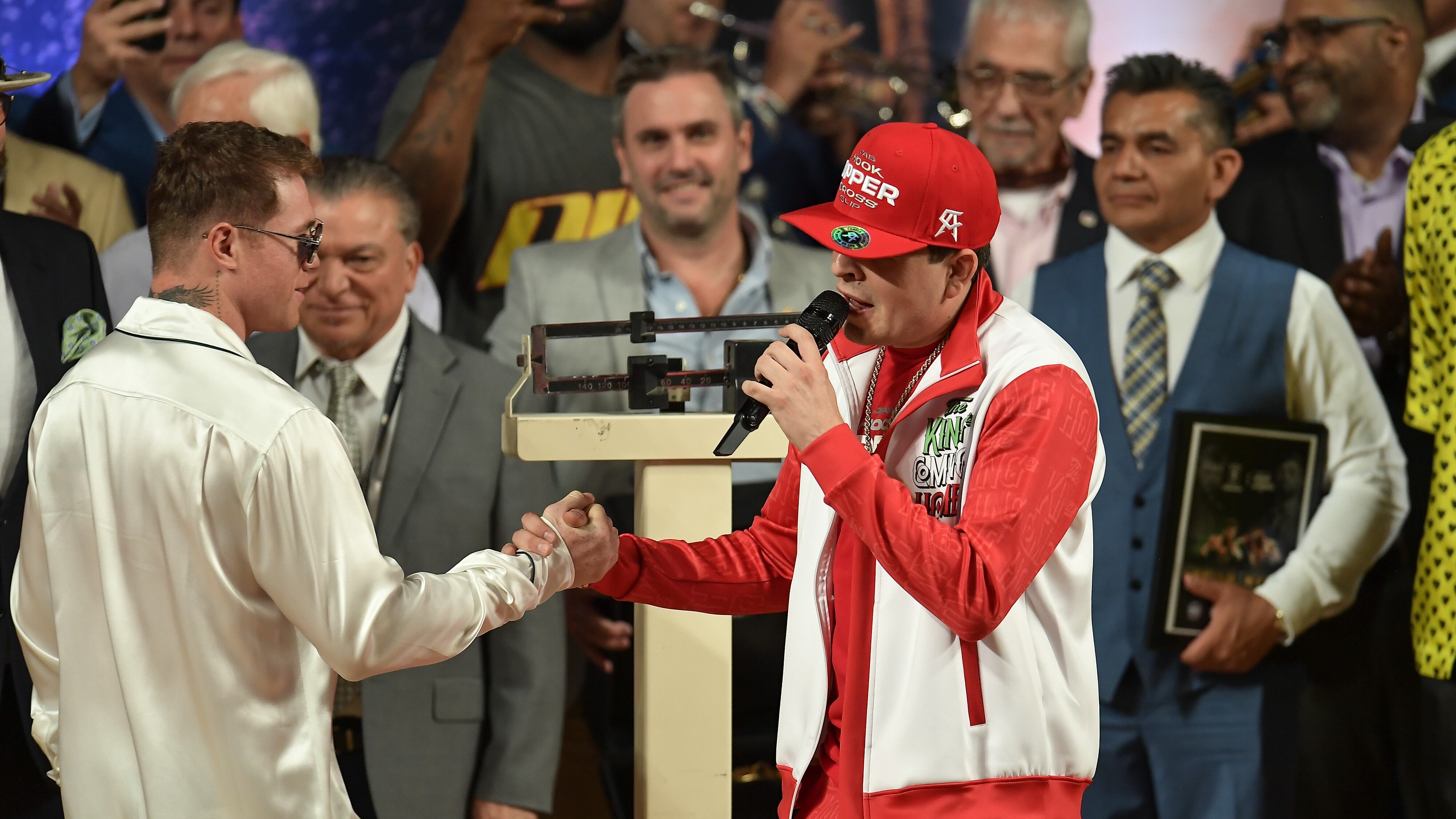 Beto Vega abrió la ceremonia de pesaje de Canelo Álvarez y John Ryder