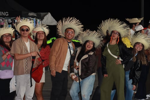 Bad Bunny prende la capital: moda, fiesta y locura afuera del Estadio GNP Seguros