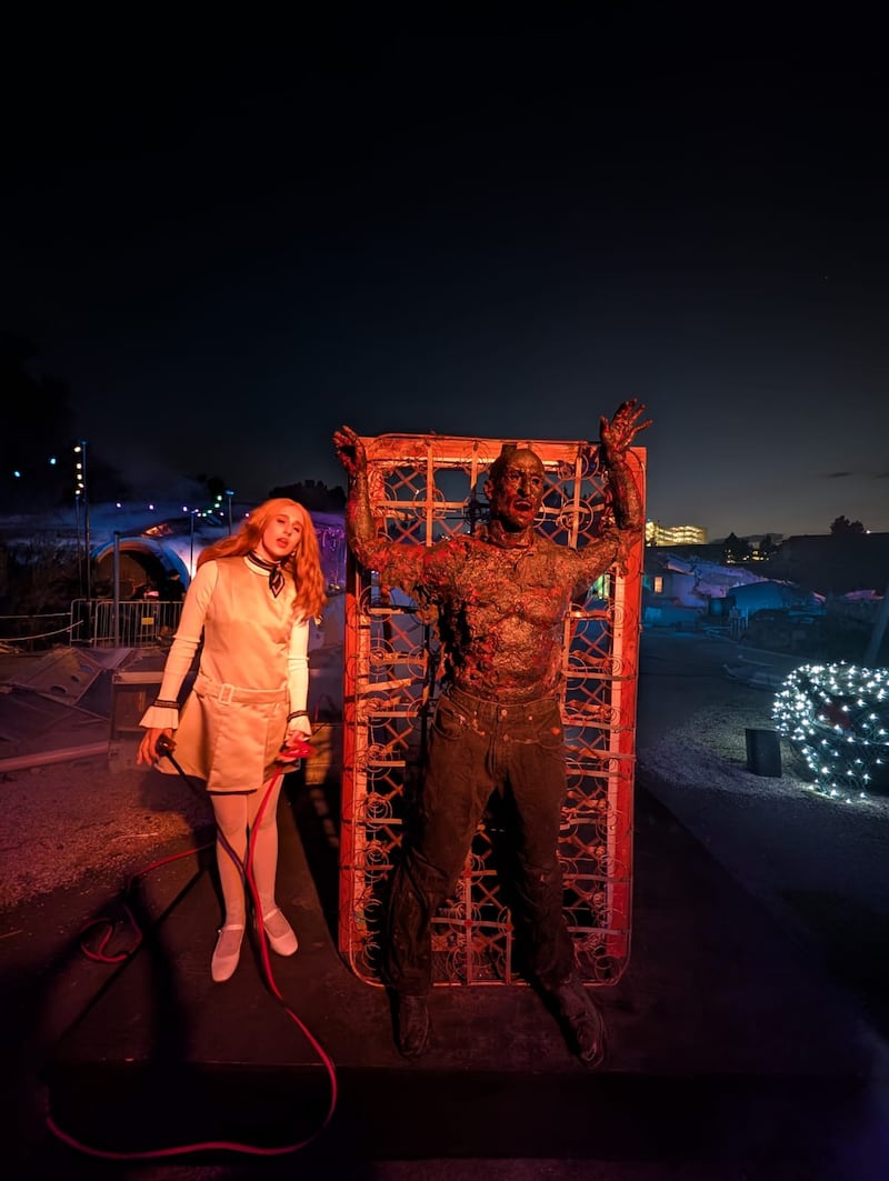 Probamos el nuevo Google Pixel 10 Pro entre luces tenebrosas, monstruos y niebla en Universal Studios Hollywood