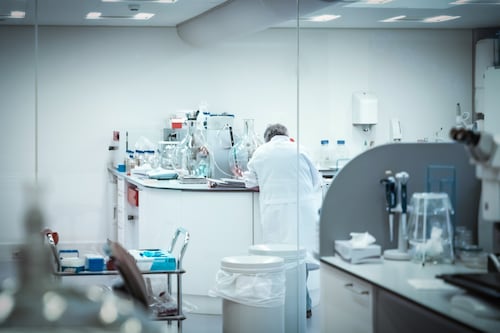 Laboratorios clínicos en México buscan certificación nacional para reducir errores en diagnósticos
