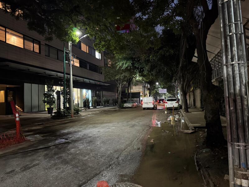 Enormes baches convierten calles de Polanco en una 'zona de guerra'