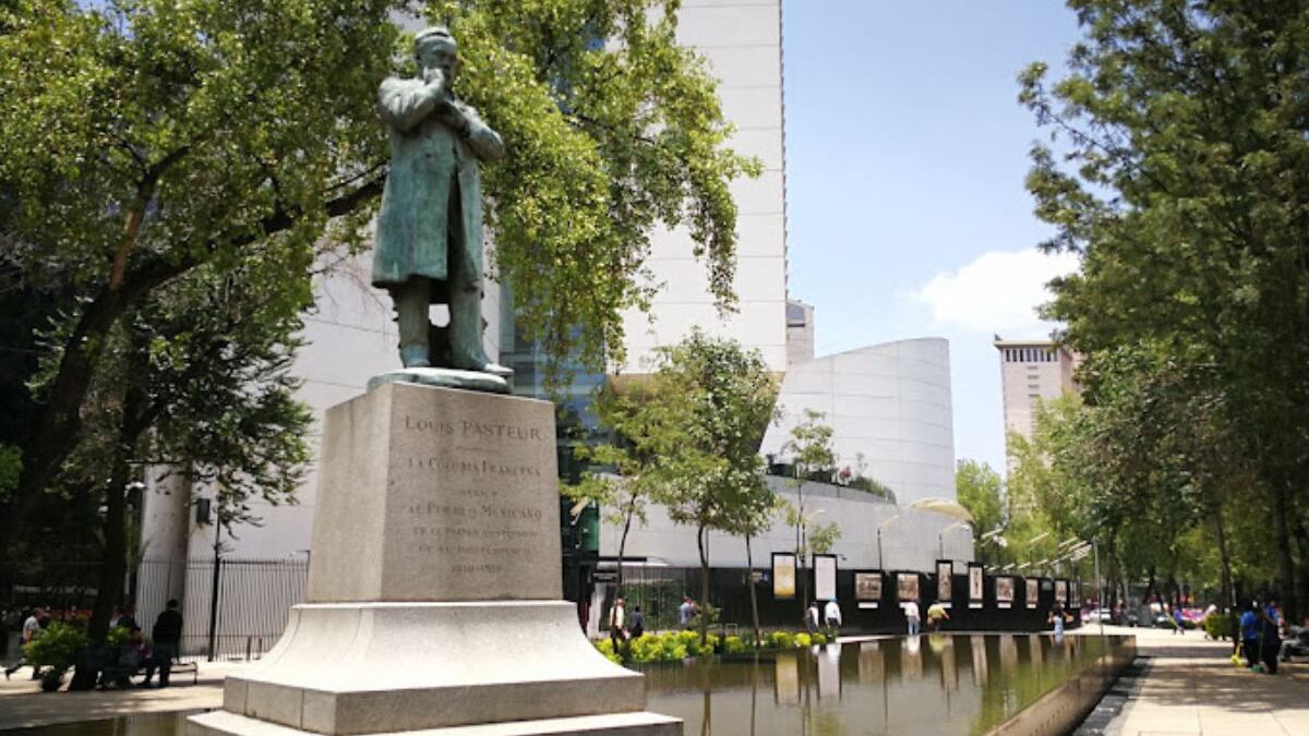 Retiran "Plantón 420" en Plaza Luis Pasteur junto al Senado de la República.