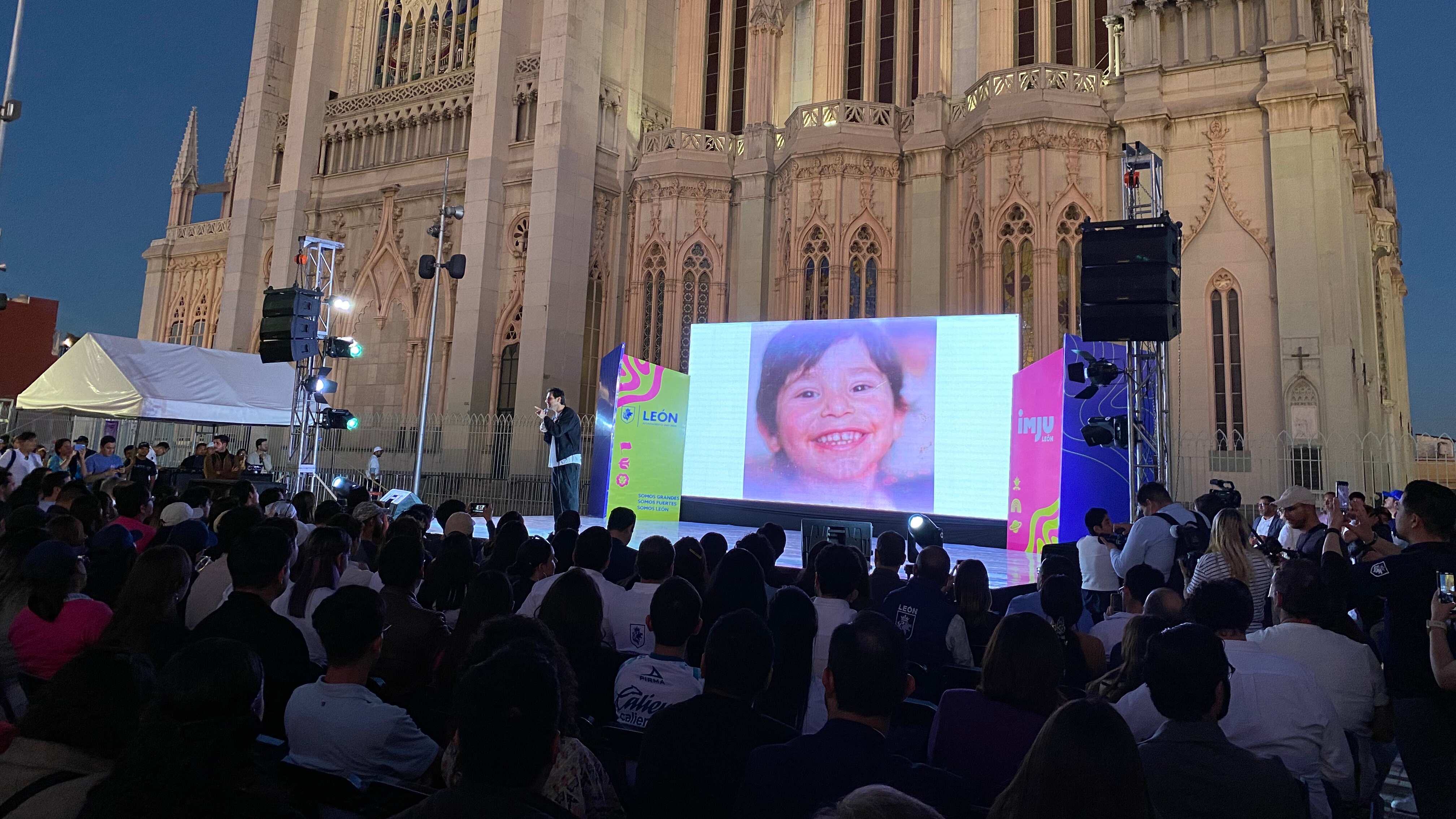 Charló con alrededor de mil jóvenes.
