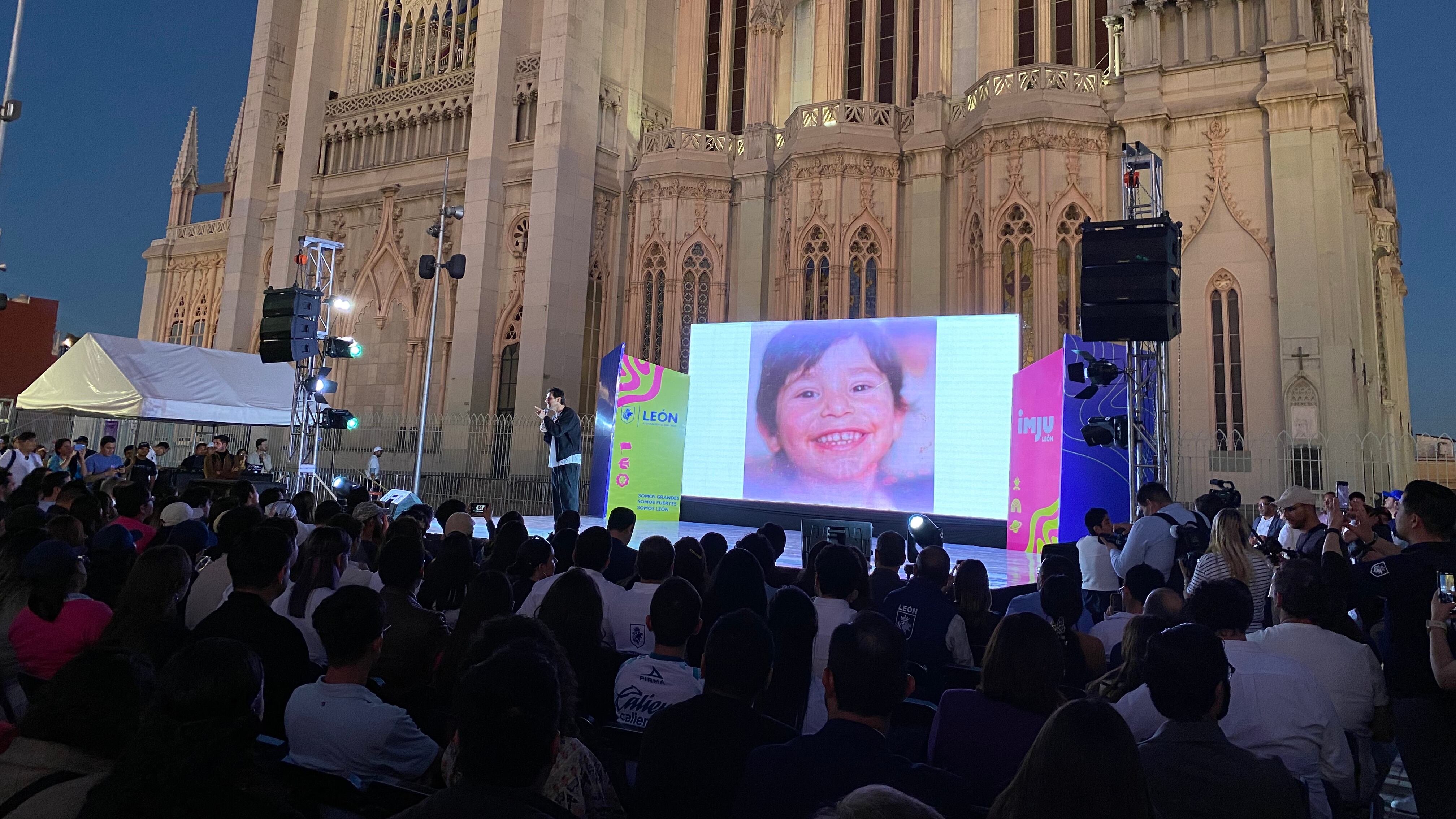 Charló con alrededor de mil jóvenes.
