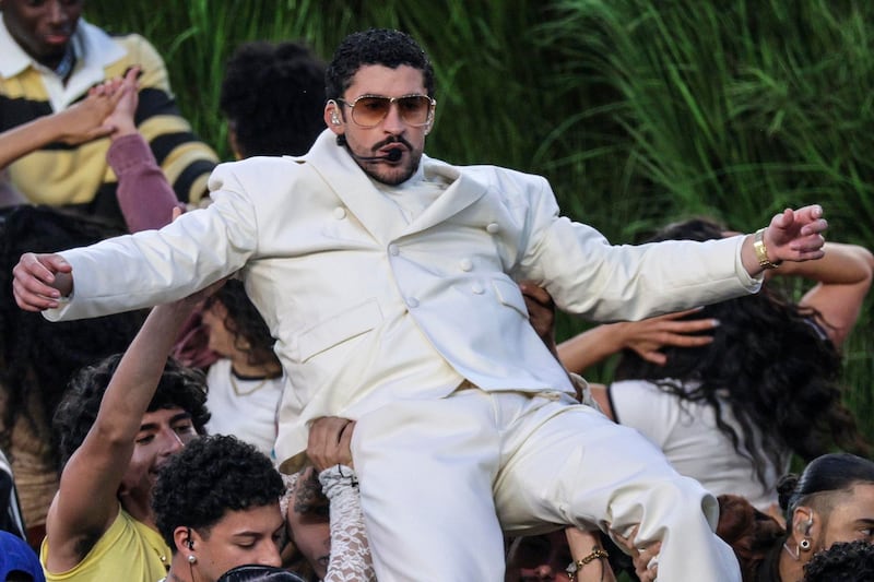 Bad Bunny (c) se presenta durante el espectáculo de medio tiempo del Super Bowl LX de Apple Music en el Levi's Stadium en Santa Clara, California. EFE/EPA/CHRIS TORRES