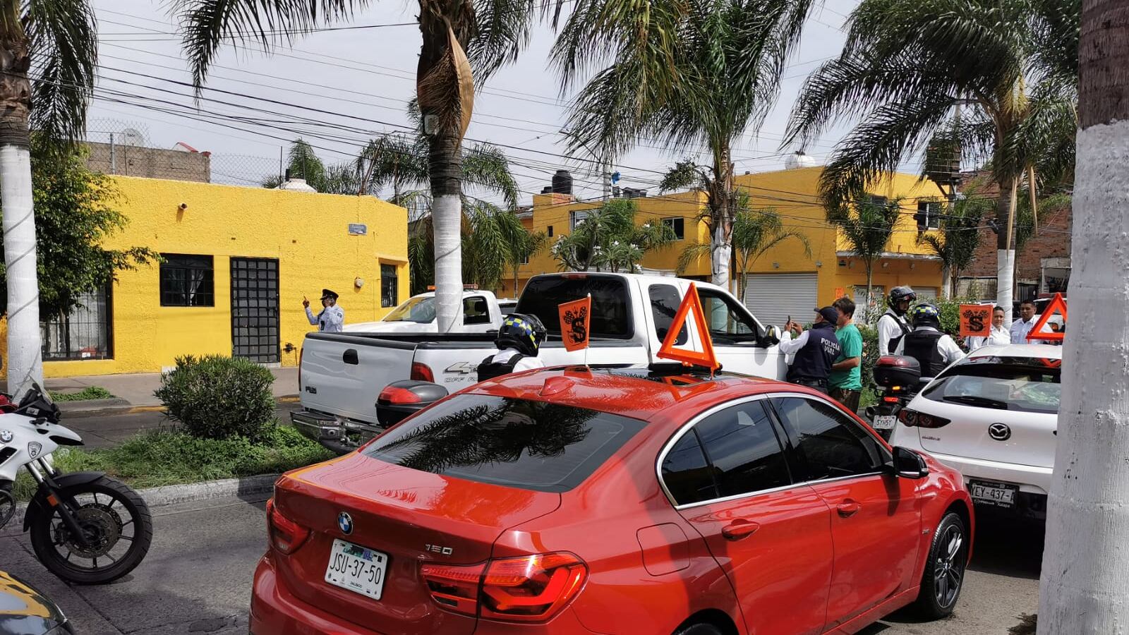 Desde hace más de 20 años la calle Francisco Huízar está secuestrada por estos vendedores de seminuevos.