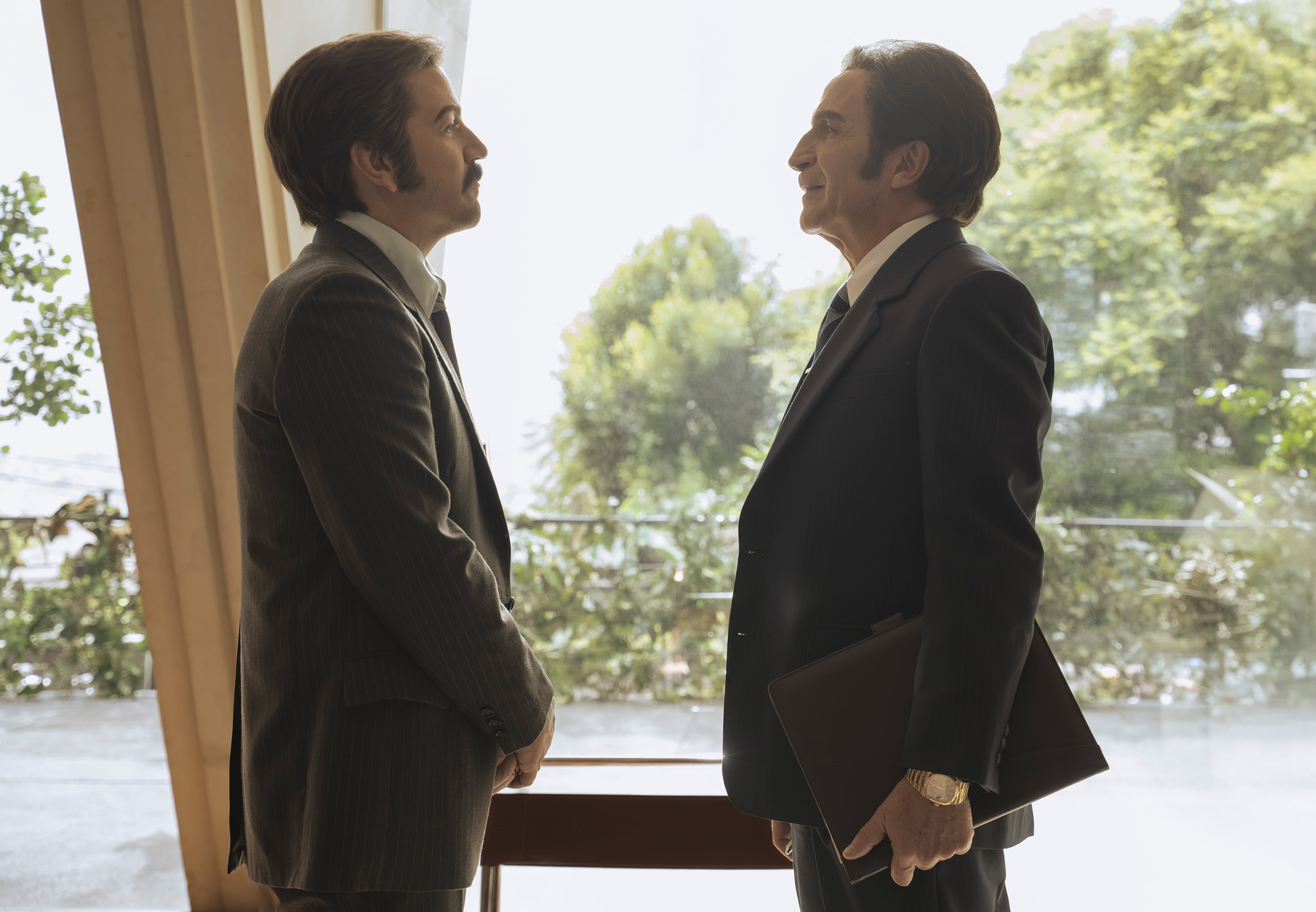 México 86. (L to R) Diego Luna as Martín de la Torre, Daniel Giménez Cacho as Emilio Azcárraga in México 86. Cr. Carlos Somonte / Netflix ©️2026