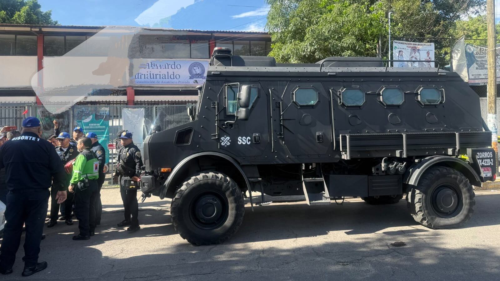 Elementos de la SSC acudieron al lugar y desalojaron de forma preventiva una escuela cercana al centro comunitario.