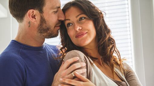 Oler la ropa sucia de tu pareja reduce el nivel de estrés