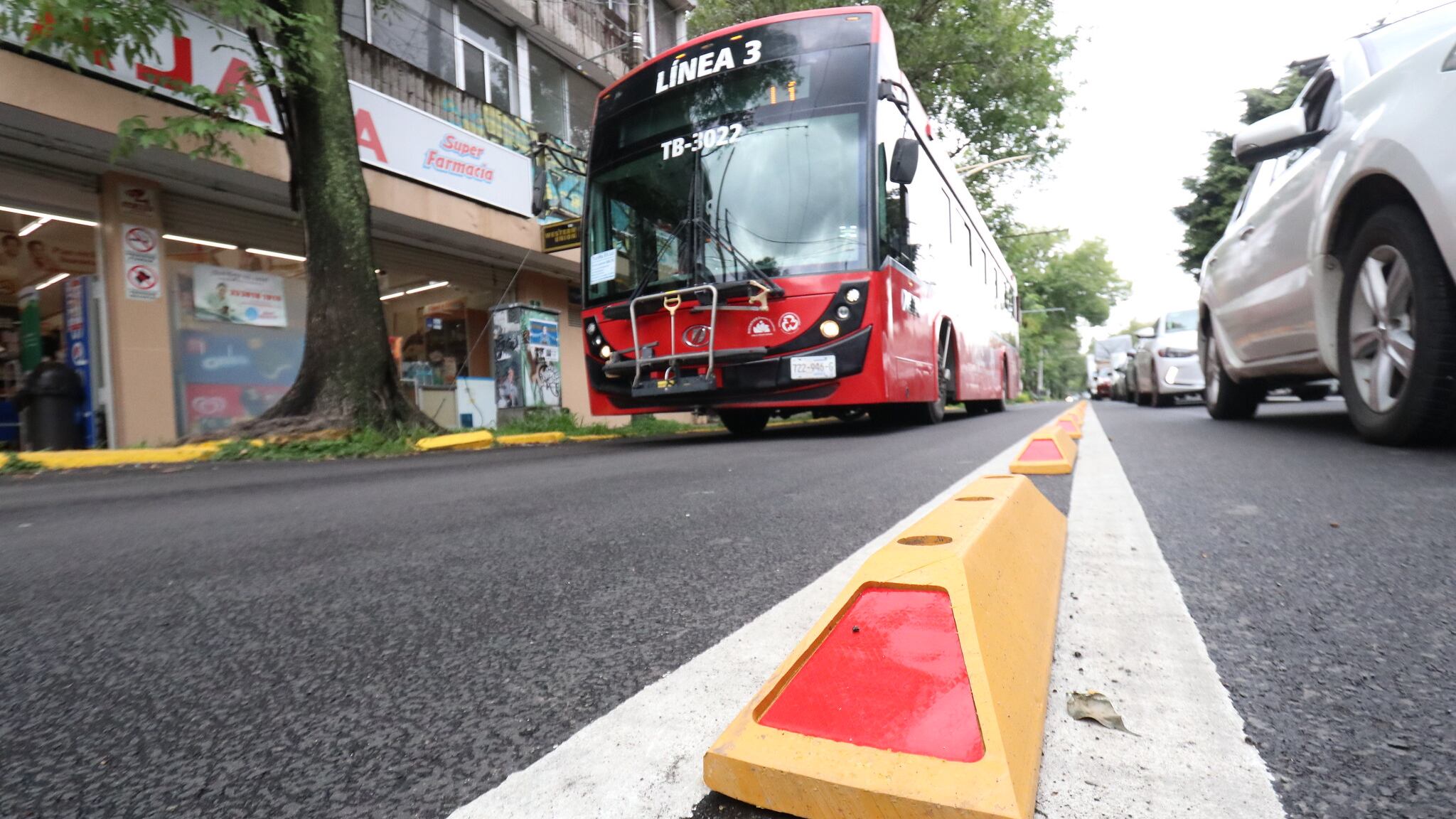 Ni siquiera para dar vuelta, los automovilistas deben invadir el carril exclusivo.