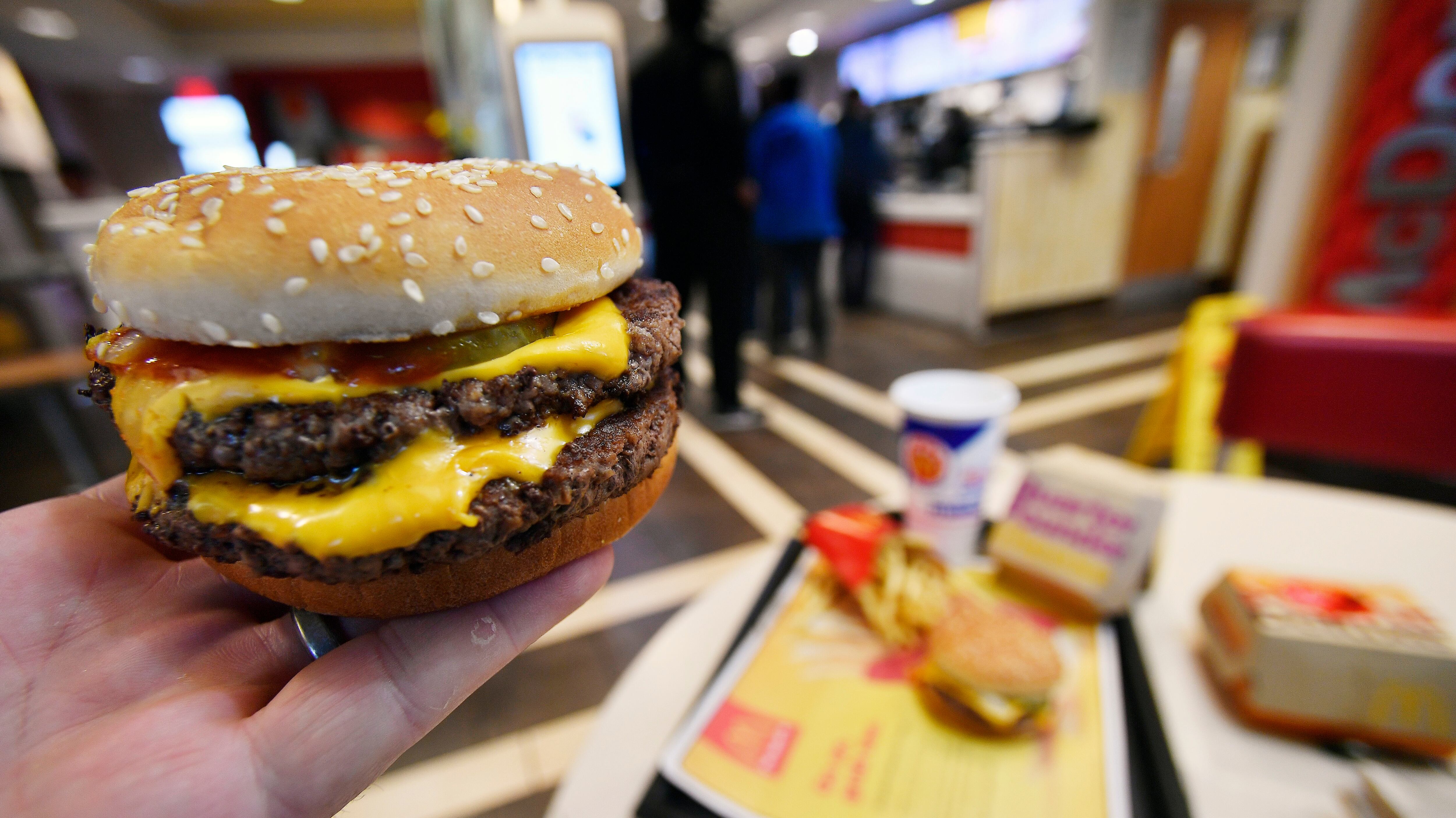ARCHIVO - Una hamburguesa cuarto de libra doble de McDonald's, el 6 de marzo de 2018, en Atlanta. (AP Foto/Mike Stewart, Archivo)