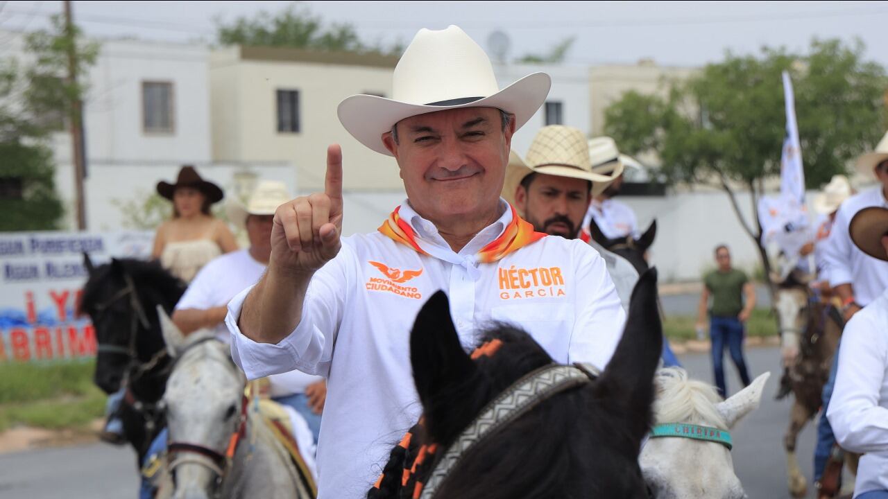 Acompañaron al candidato emecista aspirantes a diputaciones locales y federales.