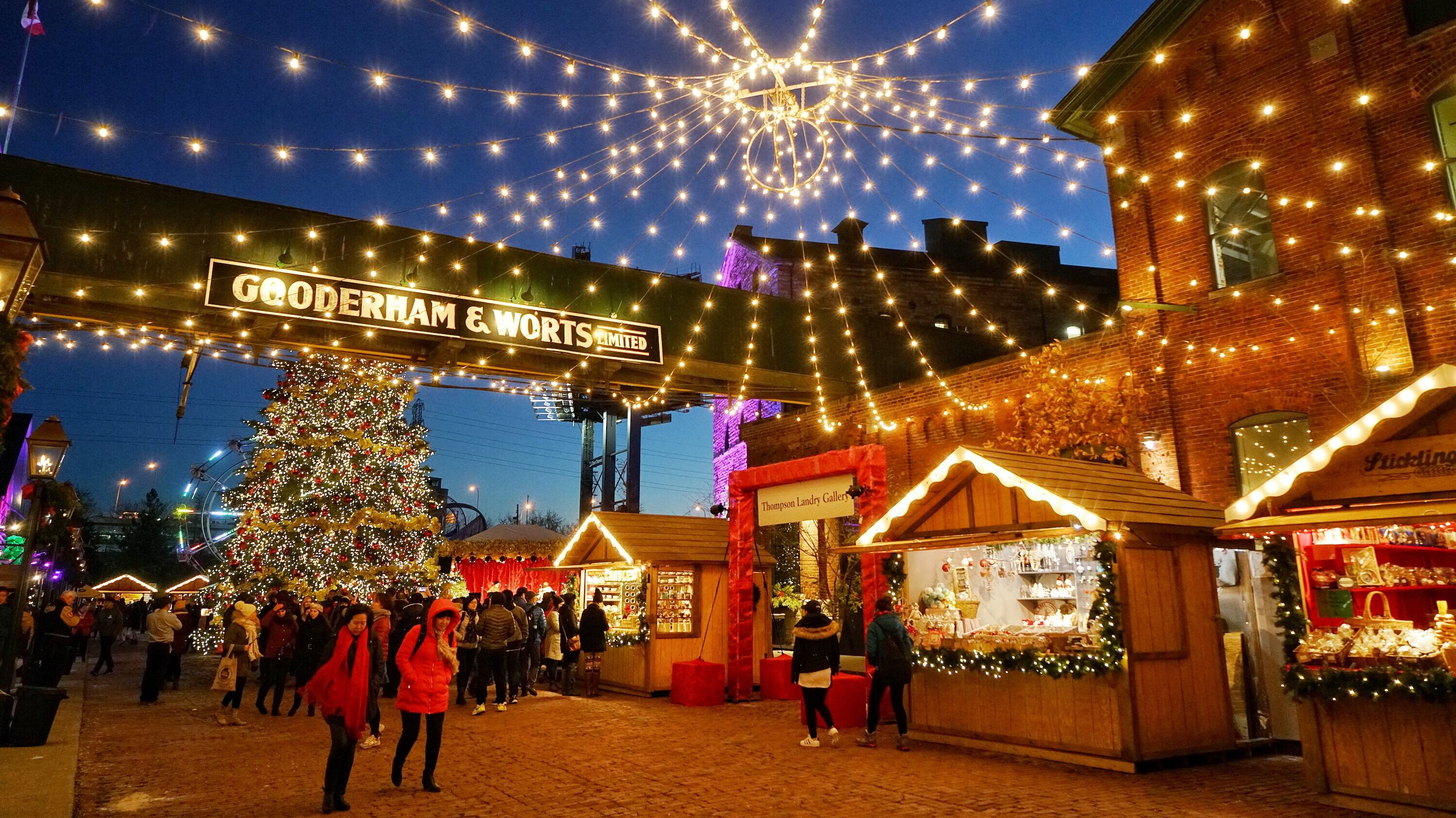 En Navidad, Toronto lleva a cabo muchas actividades que se han convertido en clásicos, por eso aquí te contamos qué puedes hacer y te damos algunas recomendaciones para que consideres a esta metrópoli para tus próximas vacaciones