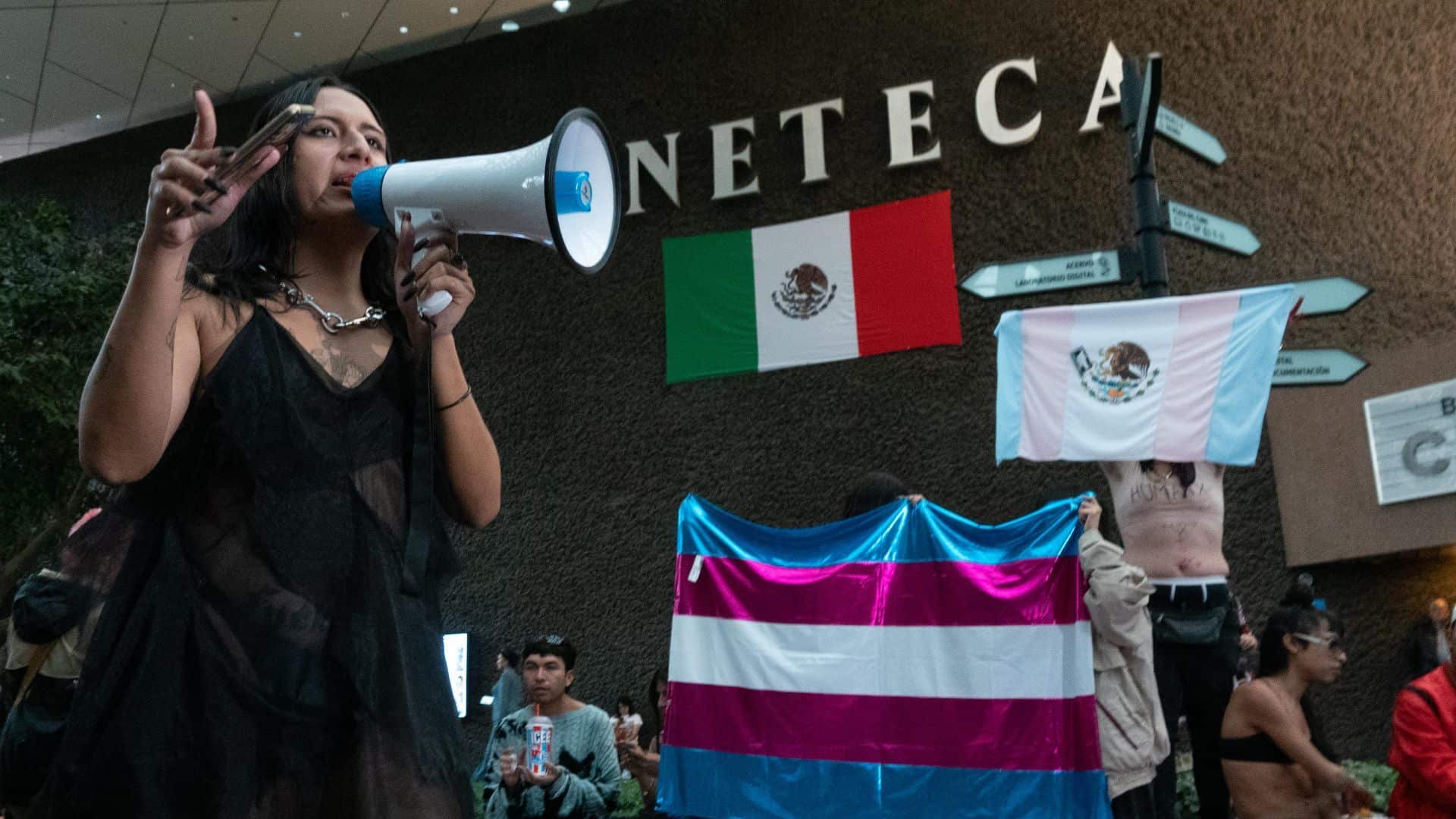 La activista trans Laura Glover acompañada de hombres y mujeres de la comunidad trans se manifestaron en la Cineteca Nacional este 16 de septiembre.