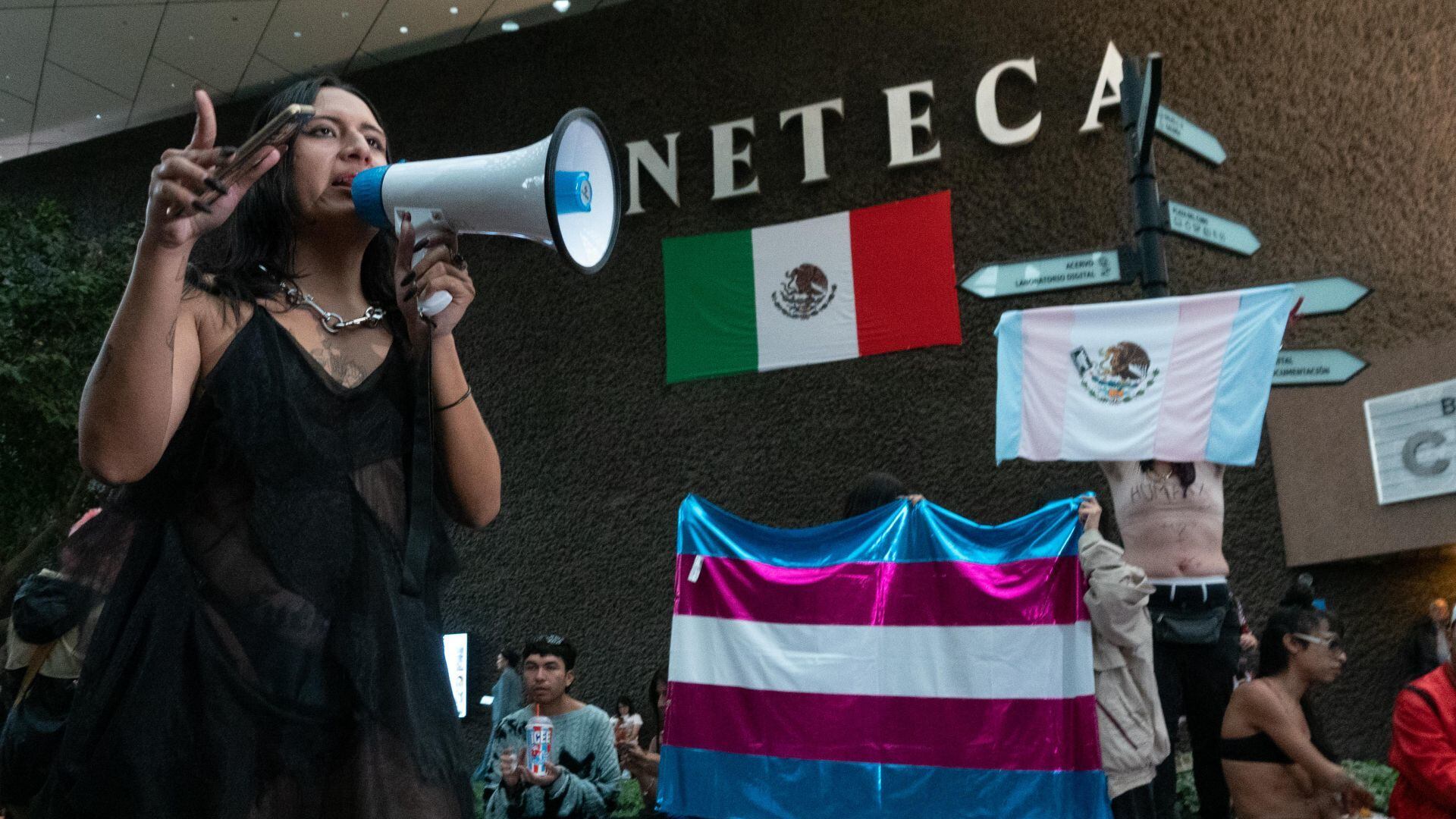 La activista trans Laura Glover acompañada de hombres y mujeres de la comunidad trans se manifestaron en la Cineteca Nacional este 16 de septiembre.