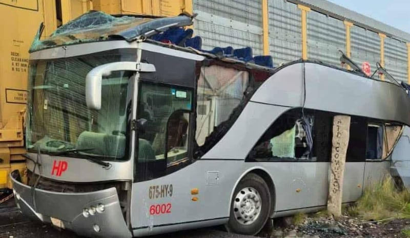 Video Atlacomulco: Choque tren y autobús; cómo ocurrió y qué provocó el accidente que dejó muertos