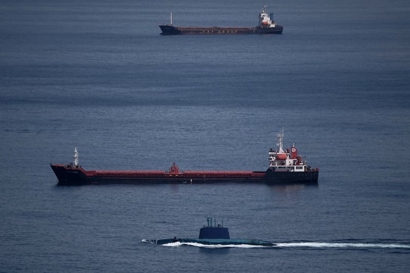 Un submarine israelí en la bahía de Haifa, en el norte de Israel, el sábado 28 de febrero de 2026, después de que Israel emitiera una alerta nacional tras sus ataques contra Irán. (AP Foto/Leo Correa)