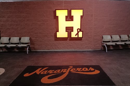 Invitada especial roba reflectores: Naranjeros vive un emotivo primer lanzamiento