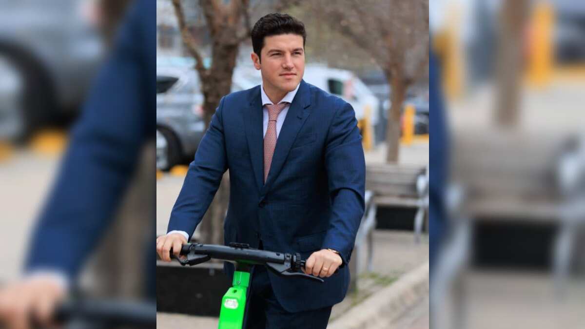 A bordo de un scooter, García recorrió algunas zonas de Austin, Texas.