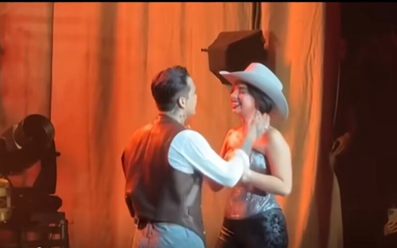 Christian Nodal y Ángela Aguilar confirmaron su amor con un beso apasionado ante miles de personas