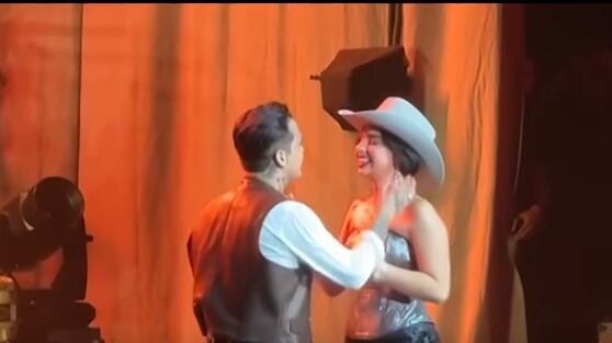 Christian Nodal y Ángela Aguilar confirmaron su amor con un beso apasionado ante miles de personas