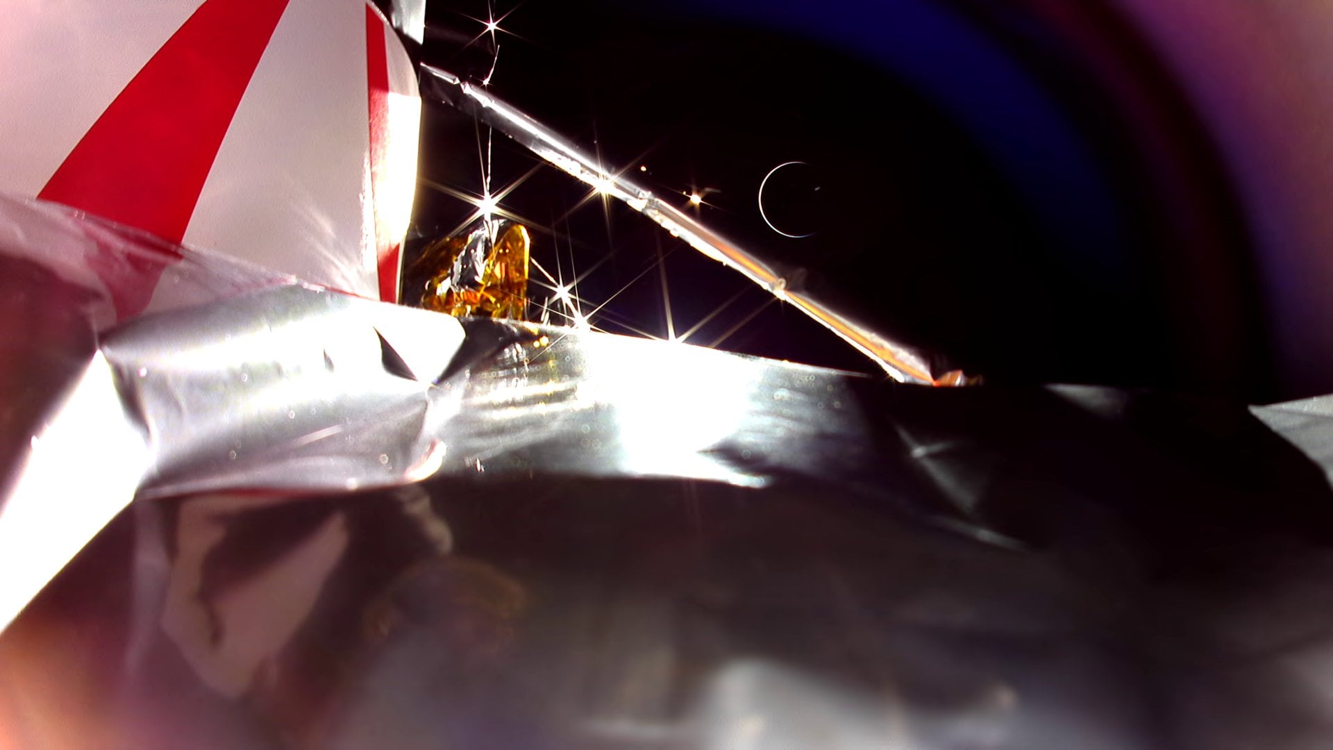 Imagen tomada de la nave muestra su ubicación en el espacio profundo. (Astrobotic)