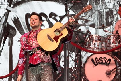 El cantante y compositor venezolano fue sorprendido con un disco Platino por su álbum EVA, Doble diamante y Triple Platino por su sencillo Ojos Marrones en el Teatro Metropólitan.