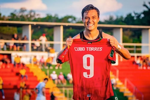 Futbolista mexicano sorprende a sus fans y ahora vende comida rápida