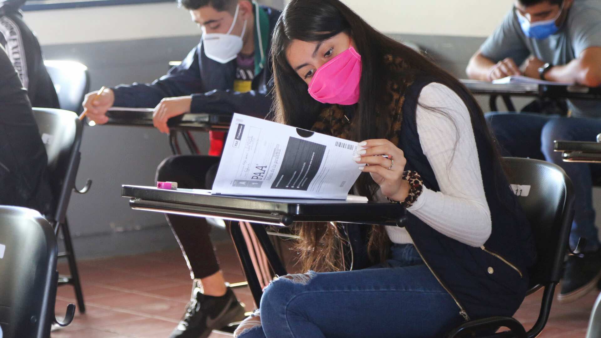 El gobernador del Estado, Enrique Alfaro, señaló que se repsetará la decisión de las escuelas de volver a usar el cubrebocas.