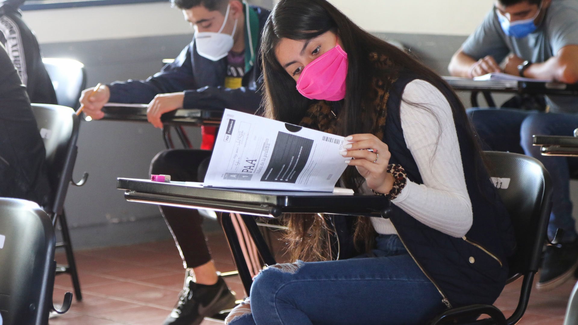 El gobernador del Estado, Enrique Alfaro, señaló que se repsetará la decisión de las escuelas de volver a usar el cubrebocas.