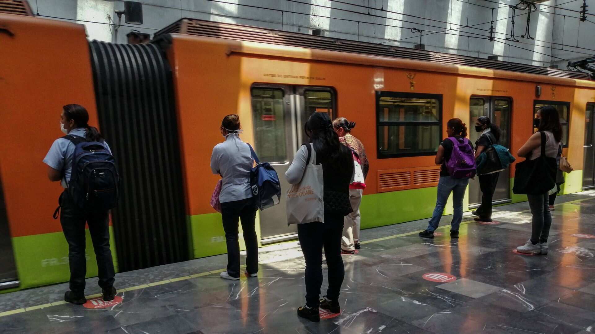 ¡Corte en la circulación! Rescatan a joven de la vías en Metro Universidad