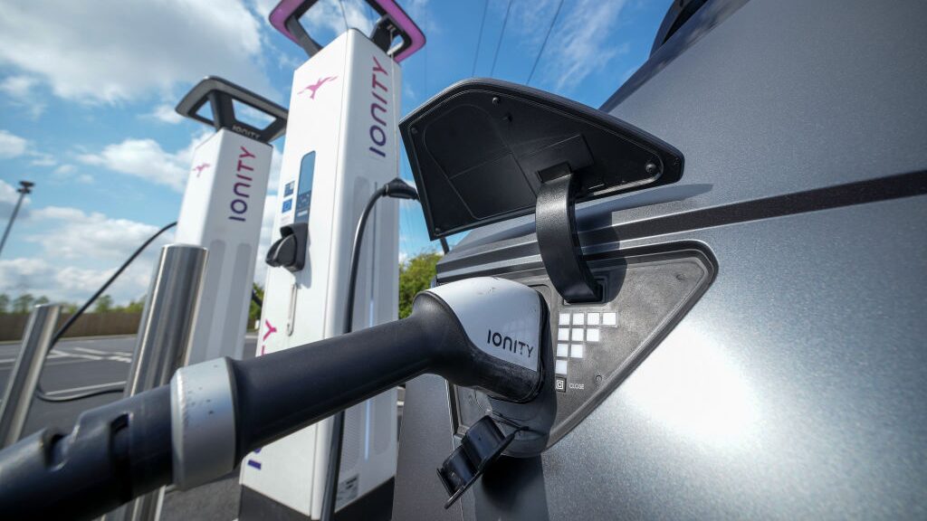LEEDS, INGLATERRA - 26 DE ABRIL: Un vehículo eléctrico con batería Hyundai Ioniq (BEV) se carga en una estación de carga de automóviles eléctricos Ionity GmbH en el área de servicio de la autopista Skelton Lake el 26 de abril de 2022 en Leeds, Inglaterra.  Según un informe de la Sociedad de Fabricantes y Comerciantes de Motores, hubo más registros de vehículos eléctricos nuevos en el Reino Unido en marzo de 2022 que en todo 2019. Sin embargo, las ventas generales de automóviles se desplomaron en medio del aumento de los precios del combustible y los problemas de la cadena de suministro de la industria automotriz.  (Foto de Christopher Furlong/Getty Images)