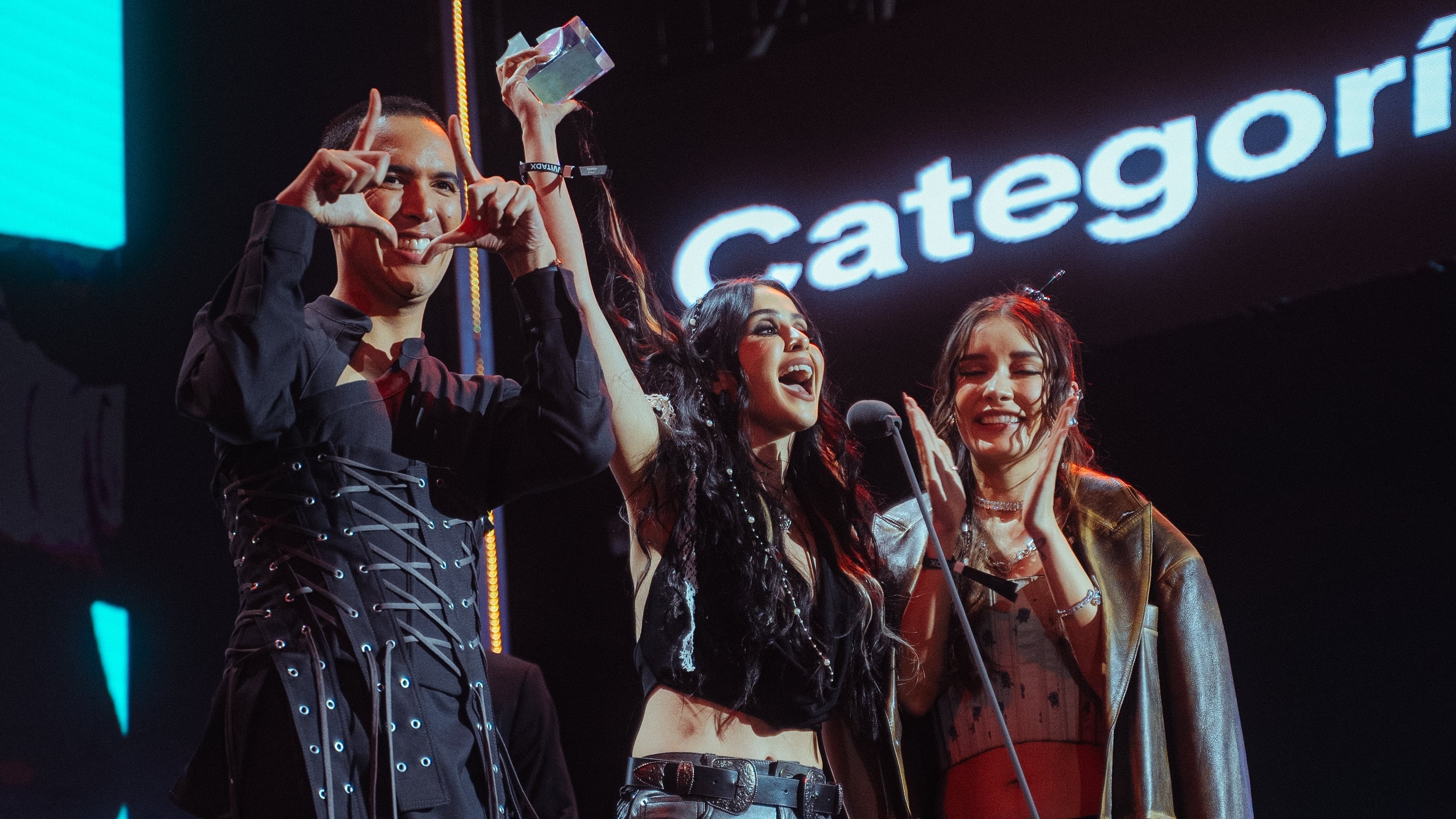 Anualmente, los TikTok Awards reconocen a creadores, marcas y campañas que han logrado conectar con la audiencia de manera innovadora y significativa. Estos galardones no solo reflejan las tendencias actuales, sino también los valores que están definiendo a las nuevas generaciones.
En una era donde las redes sociales trascienden el entretenimiento, esta plataforma de videos cortos se ha consolidado como un espacio fundamental para generar diálogos con propósito entre las nuevas generaciones.
Más allá de su inmediatez y capacidad viral, esta plataforma brinda un espacio para compartir mensajes que inspiran, cuestionan y dejan huella en la comunidad.
La edición 2025 del certamen fue presentada por Diego Boneta, Kenia Os y Paco de Miguel, quienes ofrecieron a la juventud latina una velada repleta de emociones, entretenimiento y contenido memorable.
El evento inaugural contó con la participación de destacados influencers, incluyendo a Chef en Proceso, Beth Cast, Los de Ñam y Karla Díaz, entre otras personalidades digitales.
La ceremonia se propuso reconocer la labor de los creadores de contenido en doce categorías distintas: Creador del Año, TikTok del Año, Artista del Año, Máster de la Edición, Aprende en TikTok, Canción del Año, TikTok me hizo reír, Máster del Entretenimiento, Revelación del Año, TikTok Inspira, Máster del Live y Trend del Año.
El programa incluyó subcategorías que distinguieron iniciativas en beneficio de la juventud, como lo ejemplificó la categoría "Aquí todxs caben", donde se galardonó a las campañas de NYX - Únete al Movimiento, Todos Somos Diferentes y Está Increíble, y Dos Equis - Confía en tu MIXX (México).
Esta distinción enfatiza la relevancia de las campañas publicitarias orientadas a generar transformaciones sociales mediante el alcance de sus contenidos.
"Recibir este premio es un recordatorio de que detrás de cada marca hay personas reales, con emociones, historias y un compromiso genuino por construir un mundo más diverso, equitativo e inclusivo", expresó Rafael Cárdenas, Brand Manager de Dos Equis.
A lo largo de varios años, "Confía en tu MIXX" ha sido la iniciativa mediante la cual la compañía cervecera ha fomentado la autenticidad y la autoconfianza, mientras promueve la representatividad y los espacios seguros en sus festivales y activaciones, donde toda expresión y personalidad es bienvenida. Como parte de este compromiso, durante 2024, la marca presentó latas conmemorativas diseñadas para empoderar e impulsar la diversidad.
Indudablemente, cada iniciativa de Dos Equis fortalece el ADN de HEINEKEN México que, mediante su estrategia "Brindar un Mundo Mejor", busca generar un impacto positivo en la sociedad al promover la diversidad, la inclusión y la equidad de género, tanto internamente como en su proyección externa.