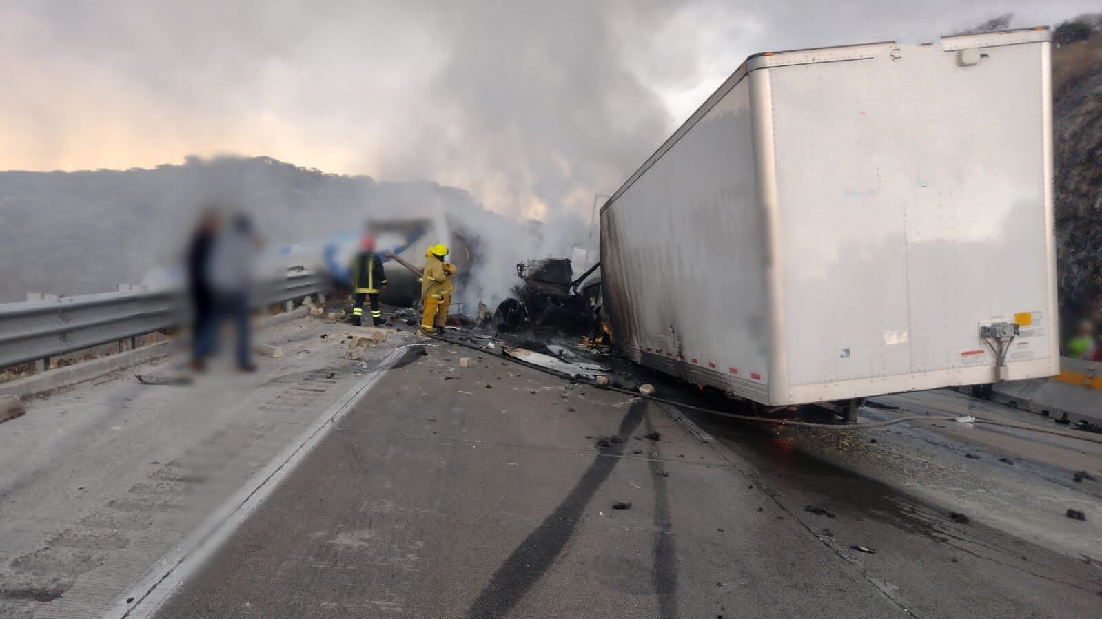 Cheque carretera México-Querétaro provoca incendio de tráileres