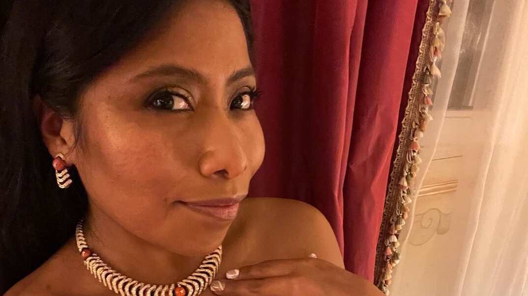 La actriz mexicana ha logrado looks que combinan sus raíces con el poder de las grandes marcas.