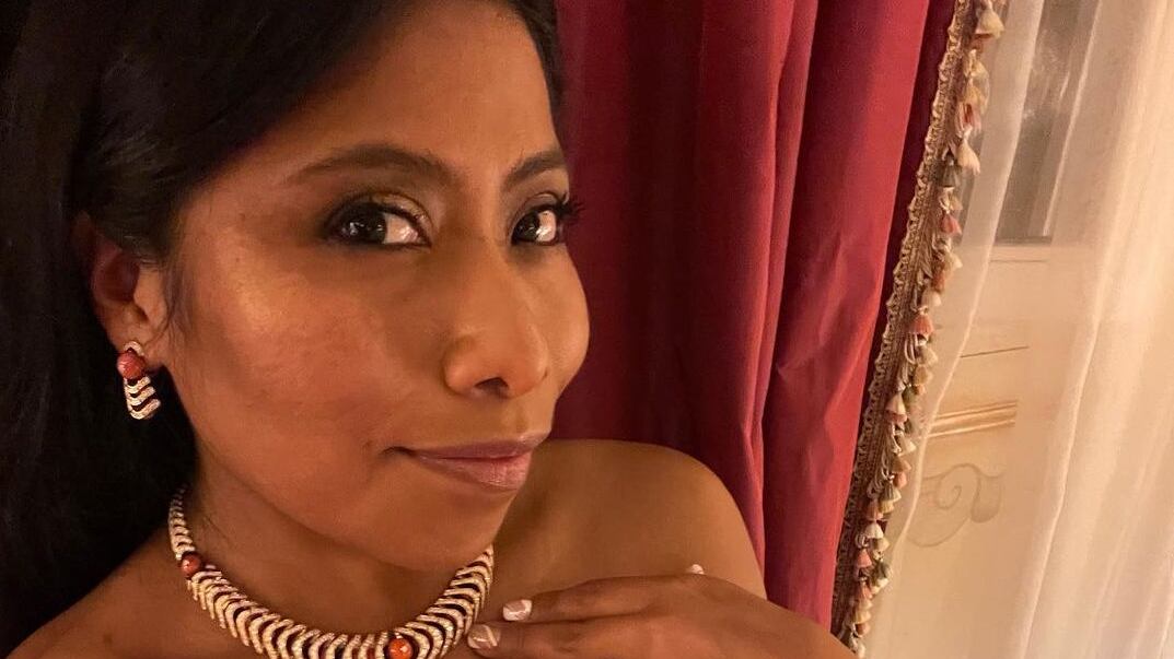 La actriz mexicana ha logrado looks que combinan sus raíces con el poder de las grandes marcas.