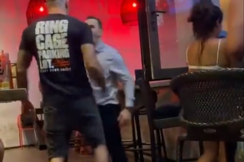 Peleador de MMA noquea a hombre ebrio en un bar