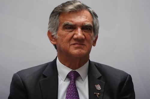 Américo Villarreal responde a señalamientos de EE. UU.: muestra su visa y asegura que sigue vigente