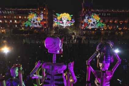 Ofrenda monumental de Día de Muertos embellece el zócalo de la CDMX