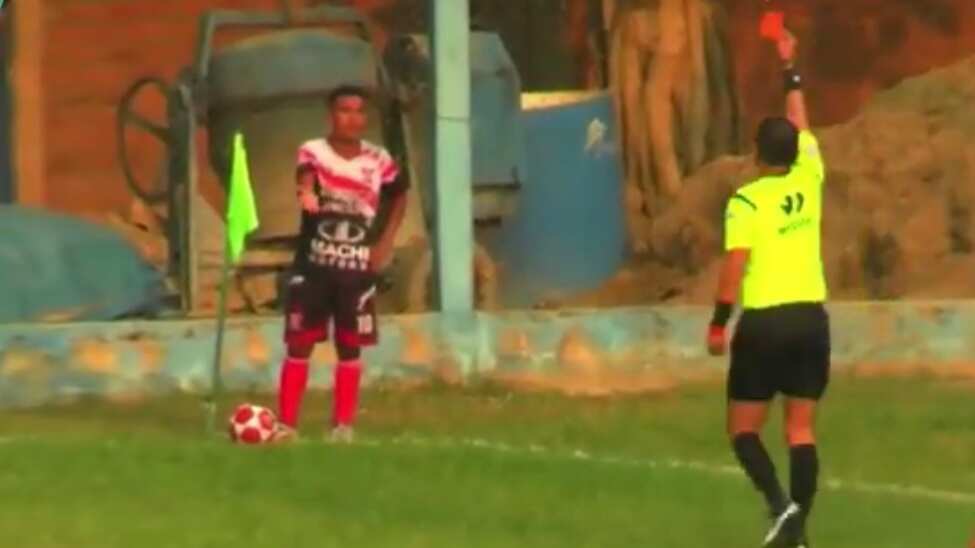 El jugador se sorpendió al ver la tarjeta roja. Imagen: captura de pantalla.