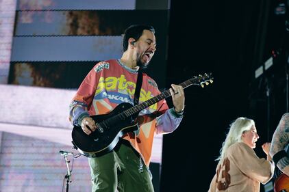 Con la convicción de empezar una nueva etapa a nivel profesional y con el objetivo de reconquistar a sus fanáticos, Linkin Park hizo oficial su visita a México con su presentación en el Estadio GNP Seguros, recinto que fue testigo de temas como "Hybrid Theory”, “Meteora”, "The Emptiness Machine” y "Burn It Down”, los cuales fueron ovacionados por la interpretación de Emily Armostrong, la nueva vocalista de la agrupación, quien no dejó de agradecer el apoyo del público mexicano.