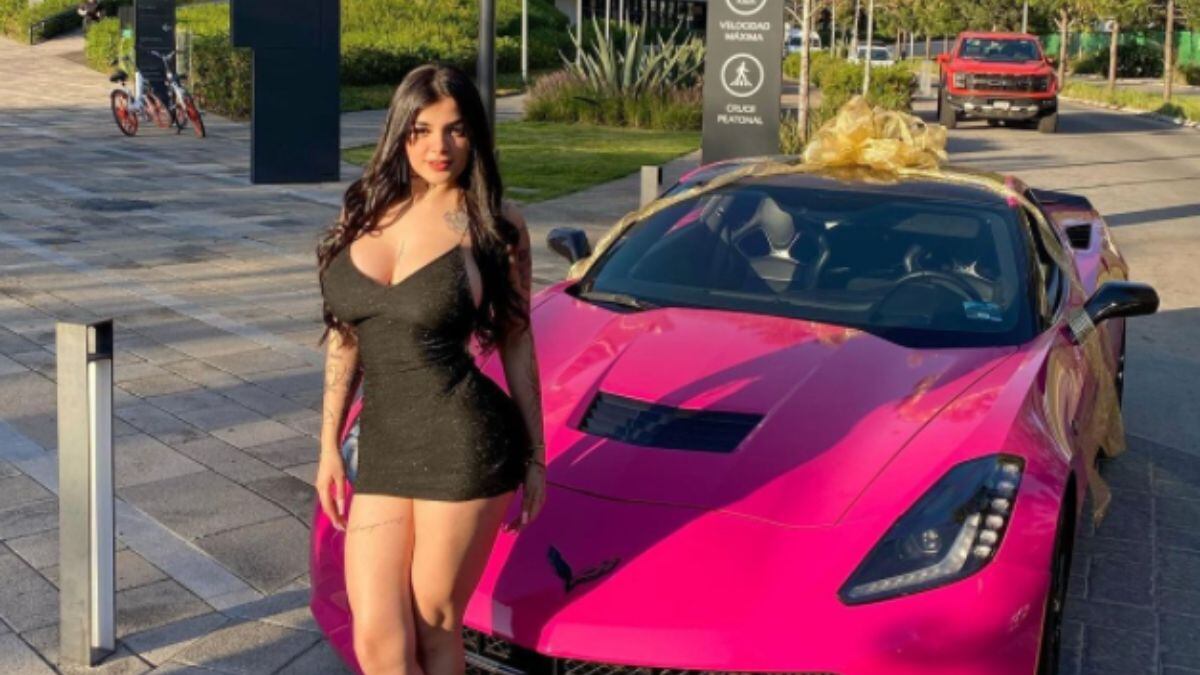 Estrella de OnlyFans presume su nuevo auto de lujo.