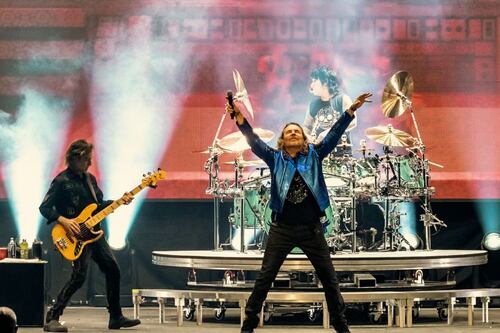 Integrante de Maná sufre aparatosa caída durante concierto ¿Cuál es su estado de salud?
