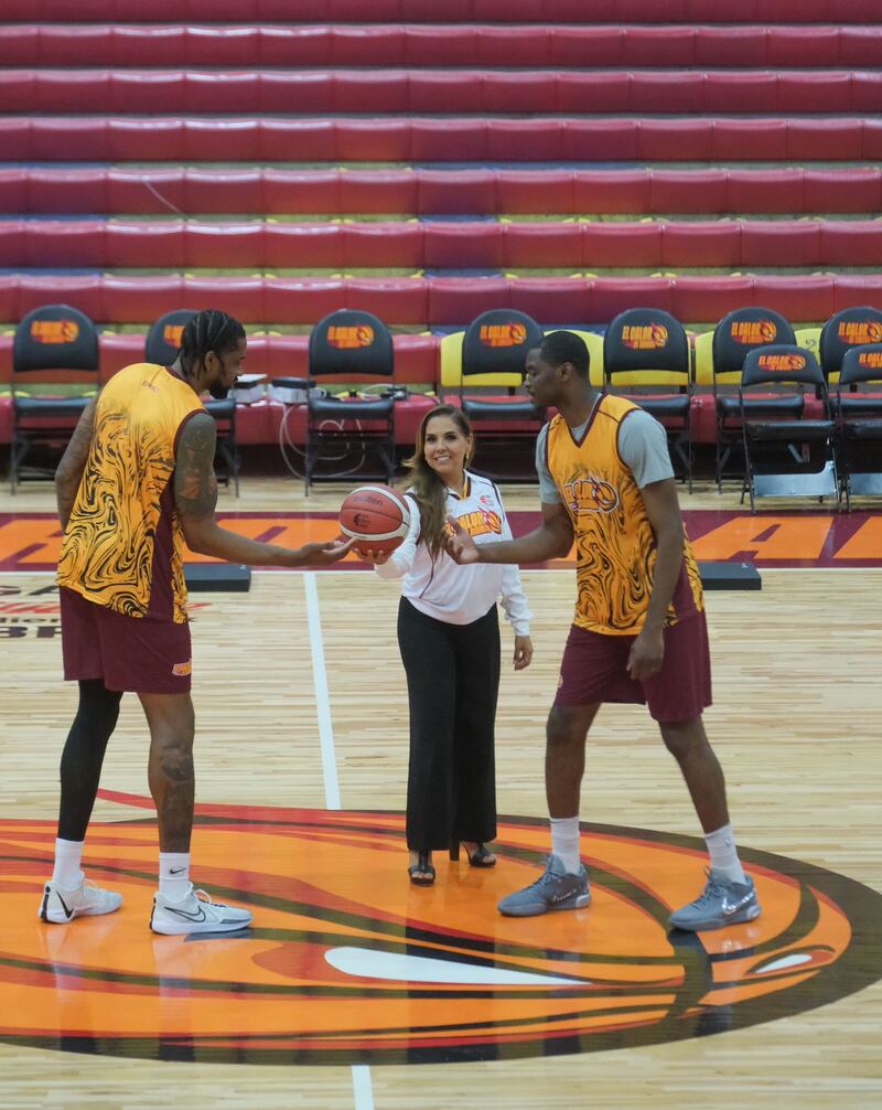 Mara Lezama celebra regreso del básquetbol profesional a Quintana Roo